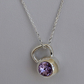 Fit Kolekcja - Zawieszka na łańcuszek srebrny KETTLEBELL SWAROVSKI Violet