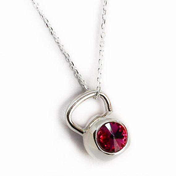 Fit Kolekcja - Zawieszka na łańcuszek srebrny KETTLEBELL SWAROVSKI Fuchsia
